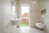 Badezimmer - Kapitalanleger! Neubau Vierfamilienhaus mit Stellplatz und Balkon zu verkaufen - ohne Provision!